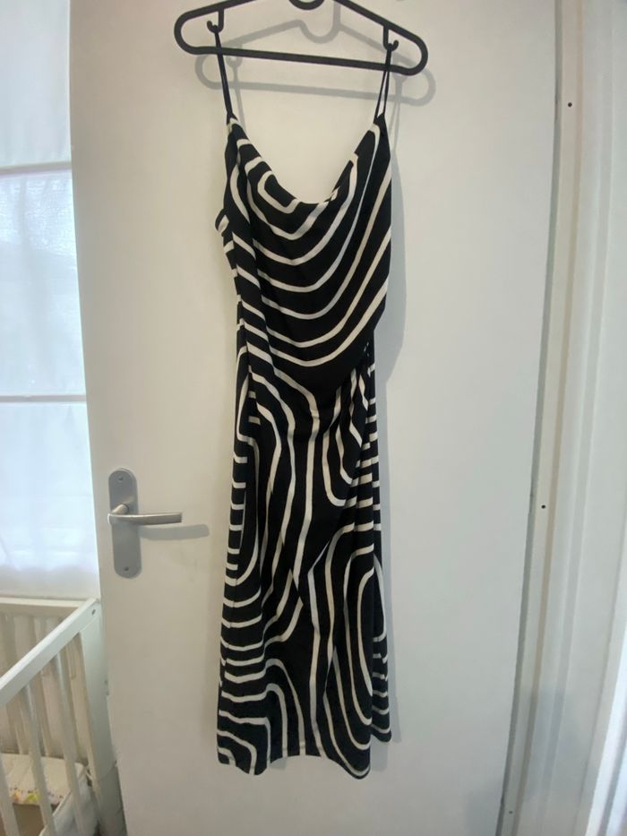 Robe élégante noir et blanc moderne
