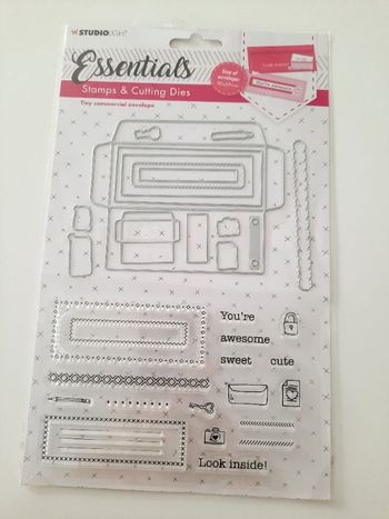 Cutting dies and stamps enveloppe