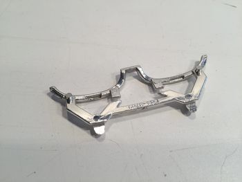 Support arrière pièce détachée miniature Chevrolet Corvette 1957 1/24 burago #A17