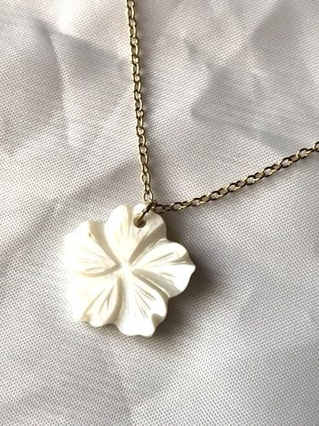 Collier Pendentif Fleur Coquillage Blanc Plage Bijou Doré Fantaisie Hommes Femmes