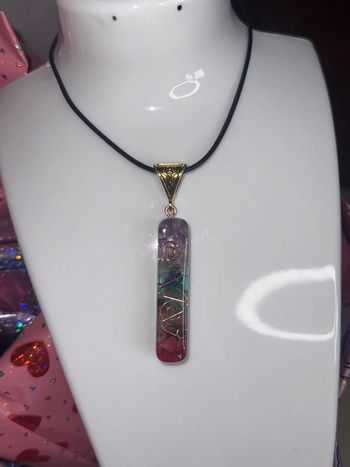 Très beau pendentif en orgonite avec les différents chakras