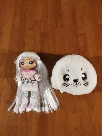 Poupée Na Na Na surprise et son sac phoque
