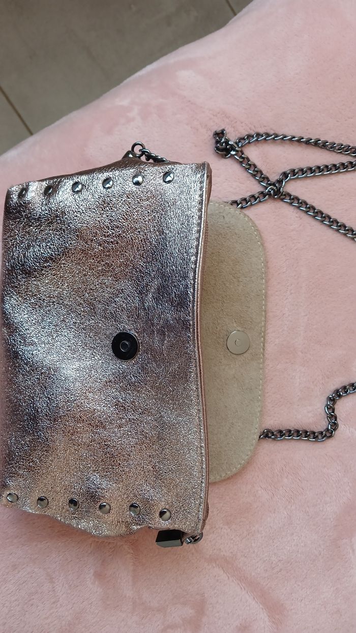 Pochette dorée très élégante. Neuve - photo numéro 5