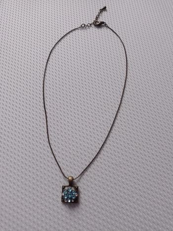 Collier pendentif carré brillants