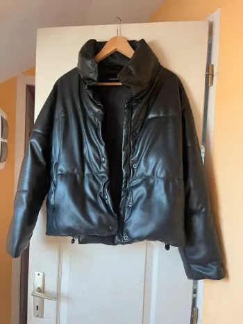doudoune en similicuir stradivarius noir
