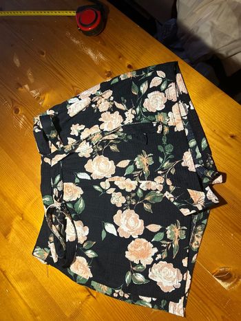 Short taille heure motif fleurs rose