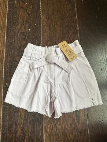 Short, tape-à-l’œil fille