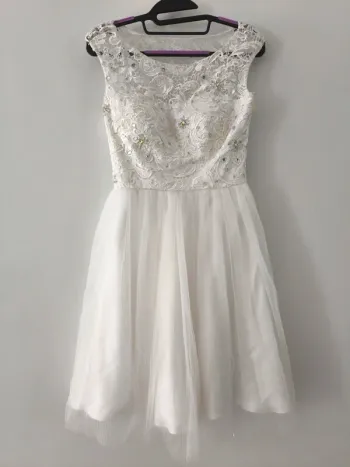 Robe blanche en dentelle et tulle – Taille XS – État neuf