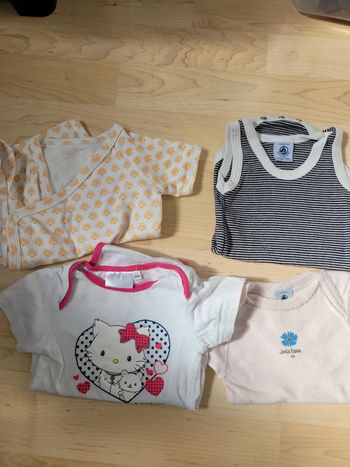 Lot 4 bodys manche courte 6 mois
