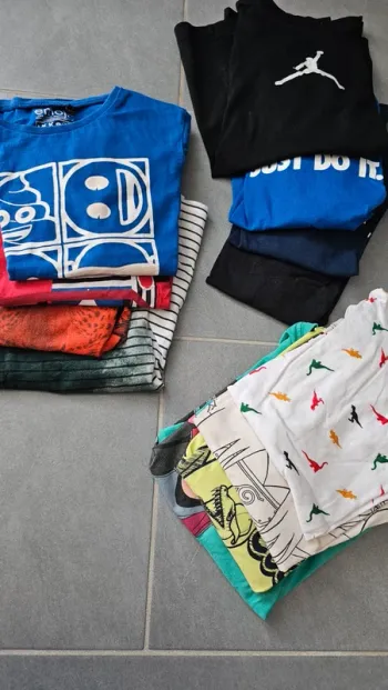 Lot 12 tshirts