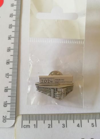 Pin's pin pins tennis roland garros paris, il n'est pas signé au dos.