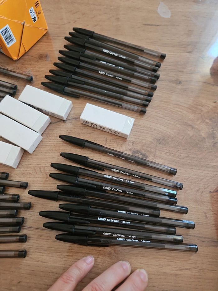 Lot fournitures scolaires 37 stylo noir bic et 8 gomme neuve - photo numéro 5