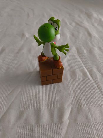 Figurine yoshi socle brique