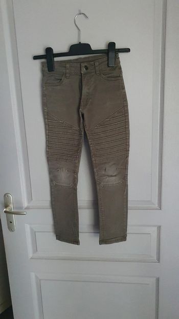 Pantalon délavé et troué