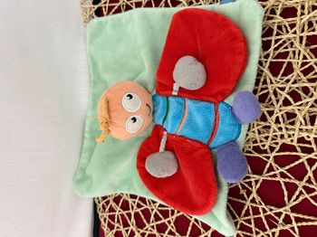 Lola, le papillon Rouge et Vert Tout Simplement doudou