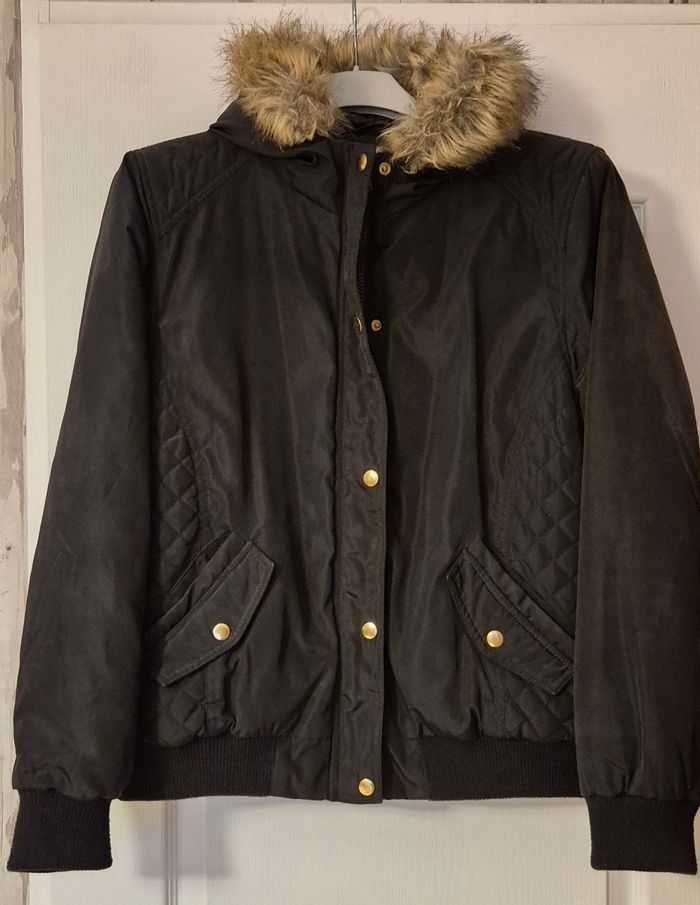 Blouson femme avec capuche en fourrure synthétique