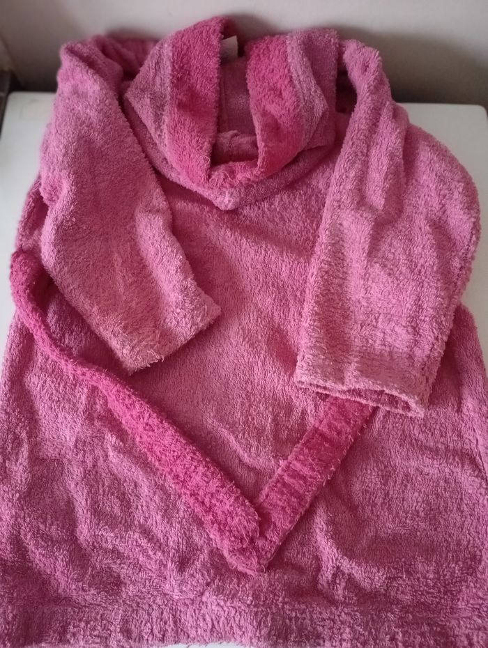 Peignoir 2/4 ans . Coton éponge rose fushia. 2 poches ,ceinture et capuche.Hello Ketty. Très bon état. - photo numéro 6
