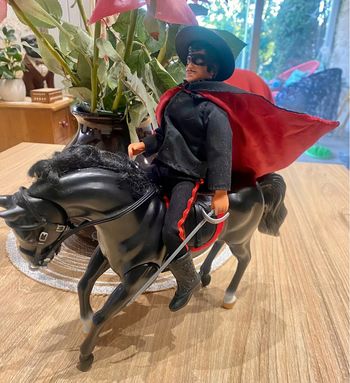 Zorro et son cheval Tornado qui henni