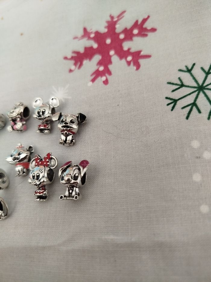 Lot magnifique de 9 charm Disney Minnie stitch mickey Pluto nemo Marie etcc - photo numéro 4