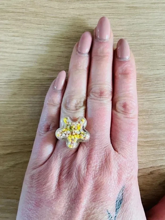 Bague ajustable forme fleur colorée - photo numéro 2