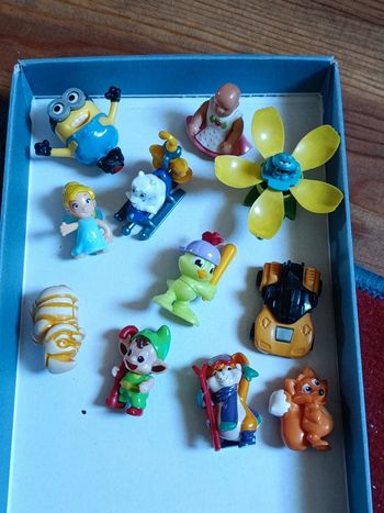 Lot figurines kinder