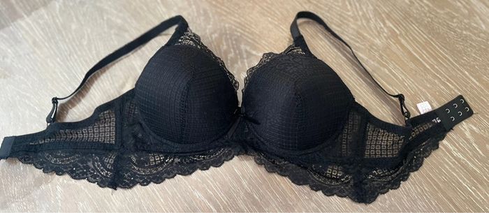304 - un soutiens gorge noir dentelle