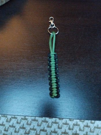 Porte clés en paracorde fait main kaki et noir