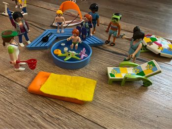 Ensemble personnages Playmobil - scène piscine