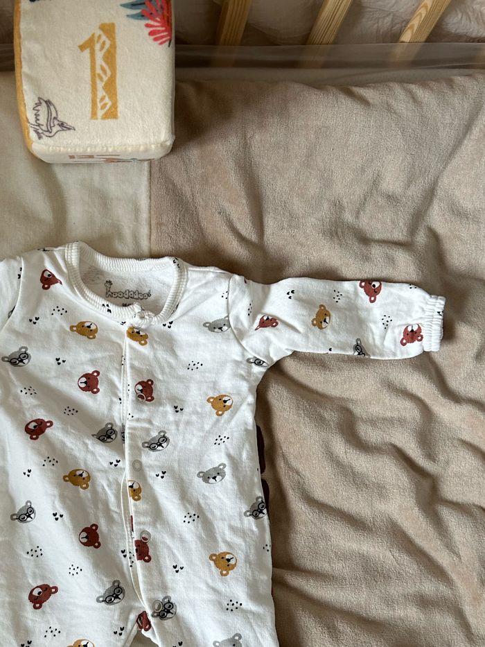 1️⃣ Combinaison / pyjama Taille 1