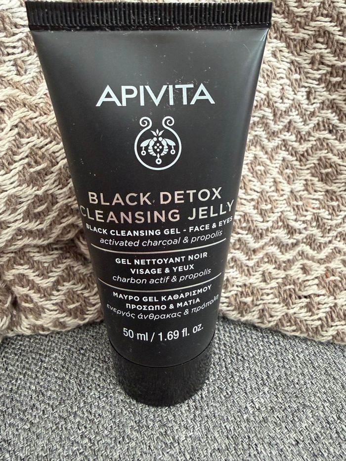 Gel nettoyant noir visage yeux 50 ml apivita neuf avec étiquette