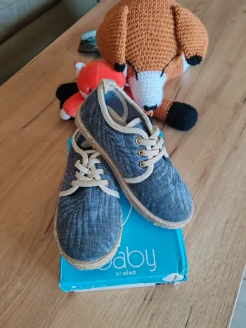 Chaussures espadrilles tbe peu portées 27 2 points noirs intérieurs cause étiquette collée kiabi