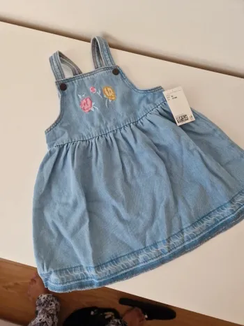 Robe salopette denim fleur brodé 12-18mois neuve H&M