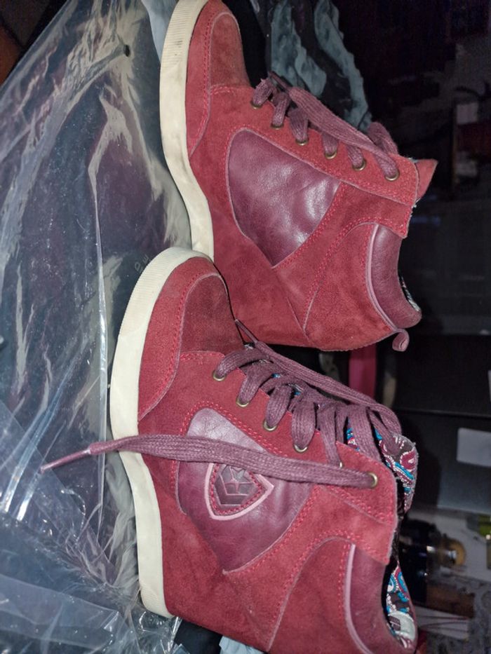 Basket à talon bordeaux