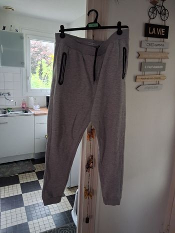 Propose bas de survet' pantalon. Gris clair 