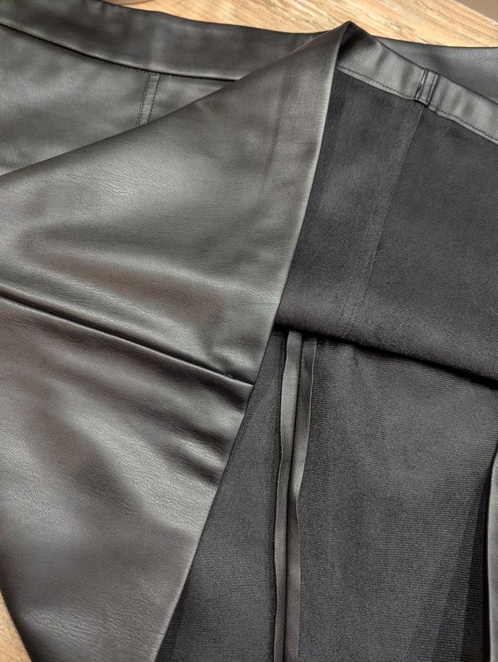 Mini jupe noire simili cuir avec fausses poches zip - photo numéro 3