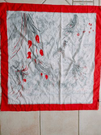 Grand foulard fleuri 