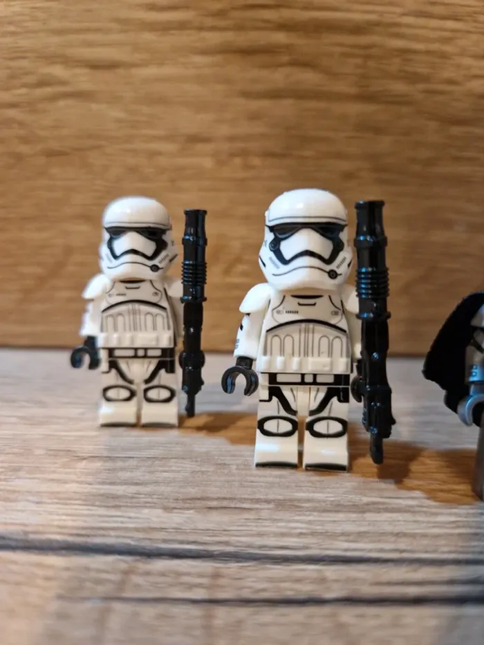 Figurines type lego Captain Phasma avec 4 stormtroopers star wars - photo numéro 3