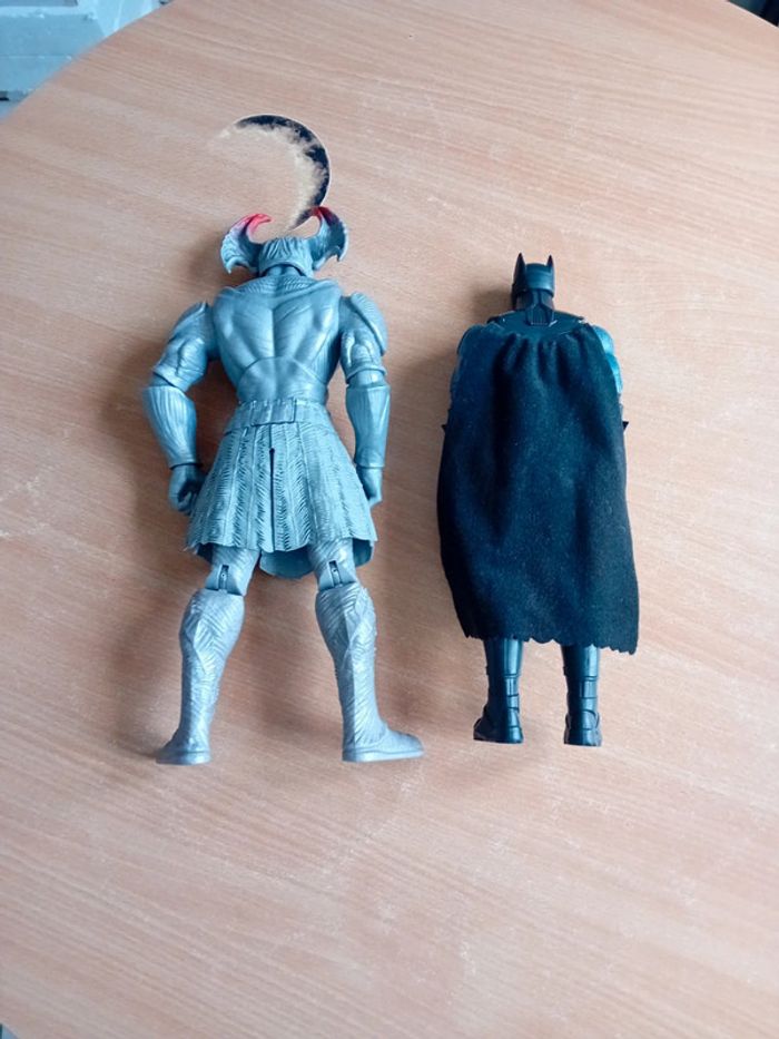 Figurines Steppenwolf et Batman (et la boîte) - photo numéro 3