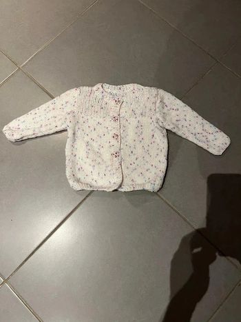 Gilet à boutons tricoté maison - Blanc moucheté bleu, violet & rose - 18 à 24 mois