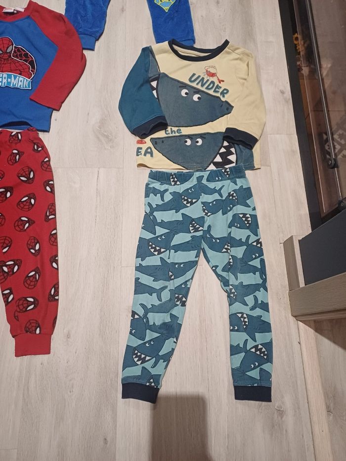 Lot de 3 pyjamas garcon 4 ans tbe - photo numéro 2