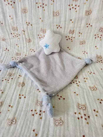 Doudou plat gris blanc bleu étoiles Spilec