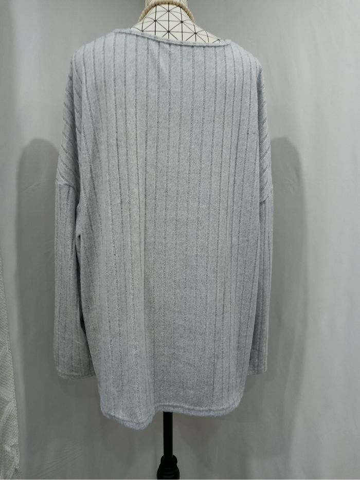 T-shirt grande taille gris avec bordure en dentelle guipure – chic et confortable toutes saisons - photo numéro 5