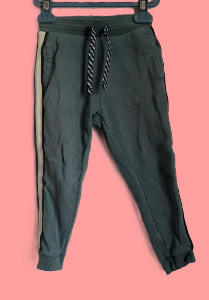 Pantalon jogging + un en kdo. 3 Ans. Kiabi.