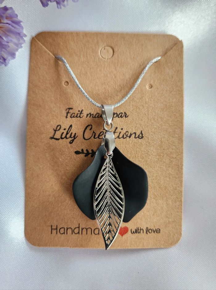 Pendentif argenté et noir