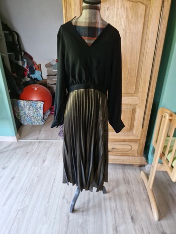 Jolie robe de fête dorée et noire camaïeu taille 42