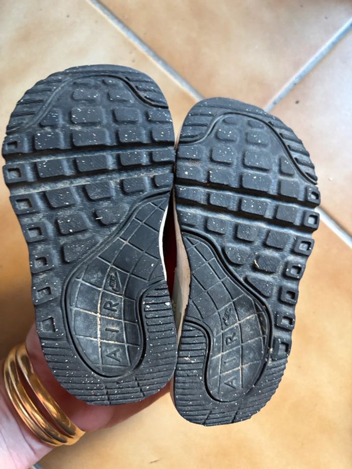 Belle paire de baskets Nike Air T. 25 garçon - photo numéro 3