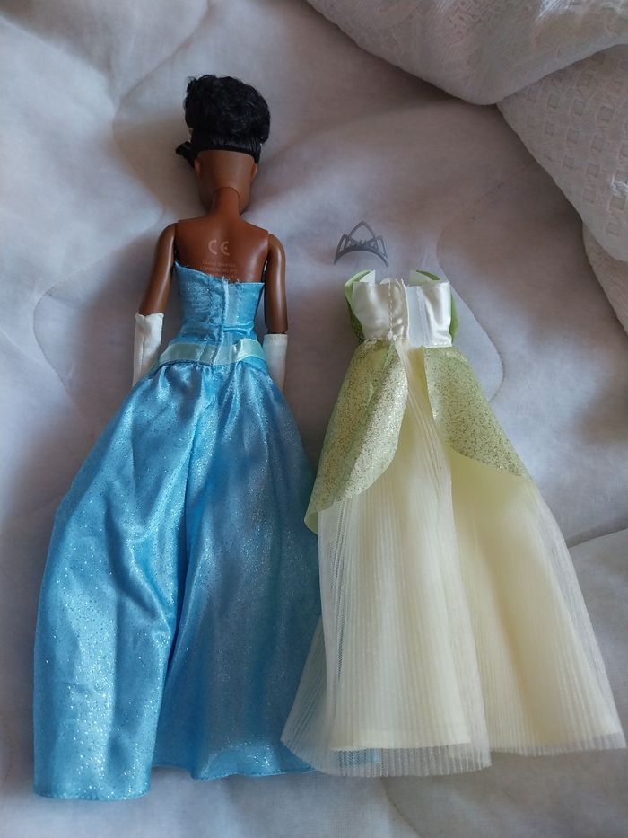 Poupée Tiana Disney Story en robe bleue et couronne + tenue verte princesse Disney - photo numéro 5