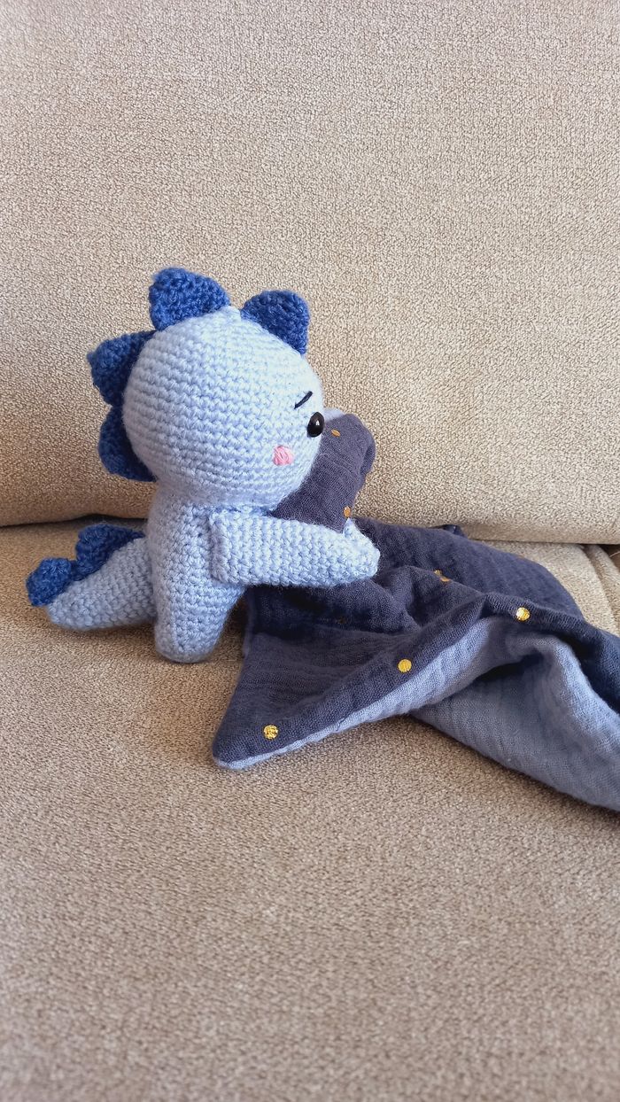 Doudou plat peluche dinosaure amigurumi au crochet bleu