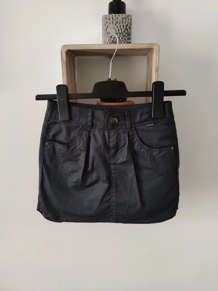 Jupe ensuite tape à l'oeil