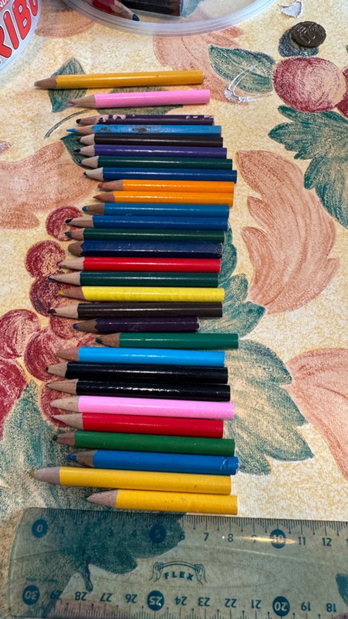 Ensemble avec environ 50 crayon de couleur, 10 feutres (boite haribo) - photo numéro 3